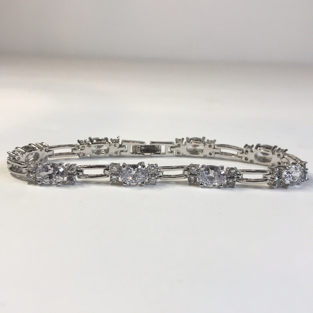 Martin James London synthetic diamond /rhinestone bracelet and earrings set - Picture 8 of 11